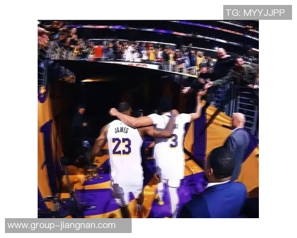 老詹与浓眉赛后同游游戏博主晒合影称赞詹姆斯为篮球之神